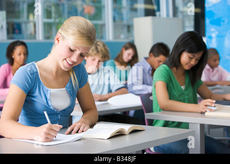 Les étudiants qui étudient en classe de géographie Banque D'Images