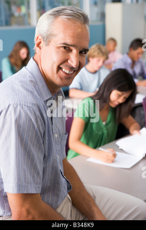 Les étudiants qui étudient en classe avec l'enseignant de géographie Banque D'Images