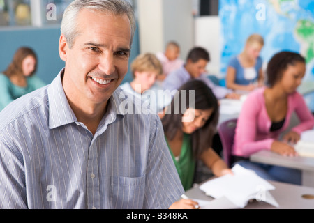 Les étudiants qui étudient en classe avec l'enseignant de géographie Banque D'Images