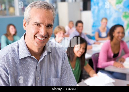 Les étudiants qui étudient en classe avec l'enseignant de géographie Banque D'Images