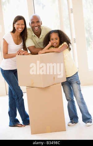 Famille avec boxes in new home smiling Banque D'Images