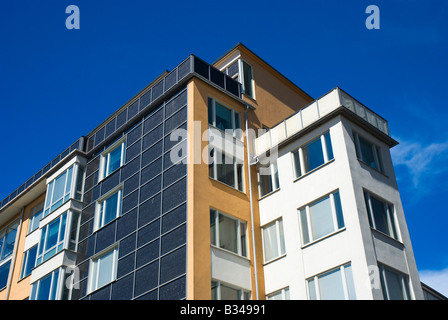 Panneaux solaires intégrés aux bâtiments sur un immeuble résidentiel à Stockholm, Suède, fournit l'immeuble avec l'électricité verte. Banque D'Images