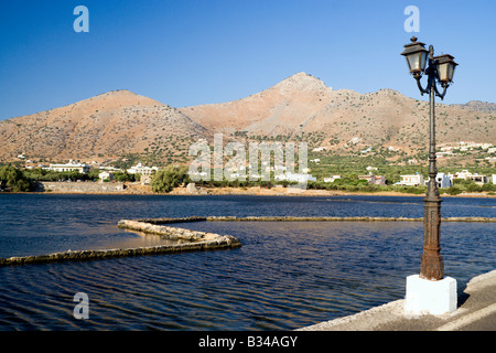 Mont oxa et salines vénitiennes elounda lasithi Aghios Nikolaos Crète Grèce Banque D'Images