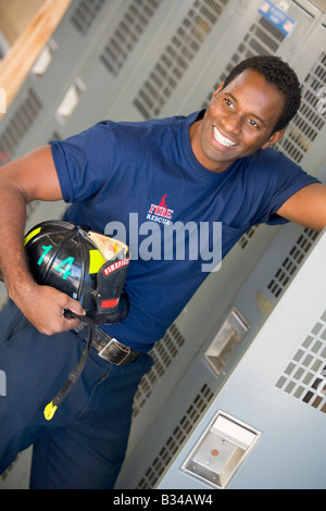 Casque de pompier tenant debout par casier dans fire station vestiaire (profondeur de champ) Banque D'Images