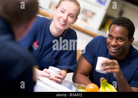 Trois pompiers dans la salle de pause de boire du café et de parler (selective focus) Banque D'Images