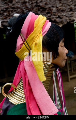 Portrait d'une femme Padong long cou Banque D'Images