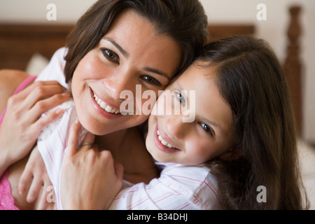 Femme et de la jeune fille dans la chambre vaste et smiling (selective focus) Banque D'Images