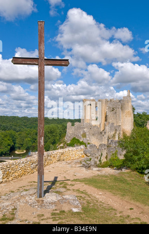 Croix de bois et ruiné chateau vue ville d'Angles-sur-l'Anglin, Vienne, France. Banque D'Images