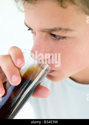 Young boy drinking soda Banque D'Images