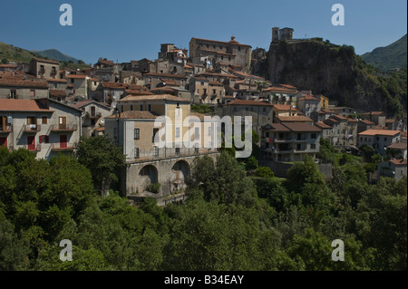 Hill ville de Papasidero célèbre pour la Grotte de Romito Banque D'Images