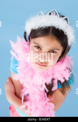 Jeune fille portant couronne et plume boa froncer Banque D'Images