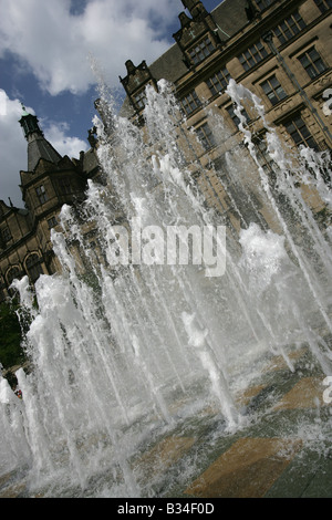 Ville de Sheffield, Angleterre. Les Jardins De La Paix Goodwin Fontaine avec le Sheffield City Hall victorien gothique dans l'arrière-plan. Banque D'Images