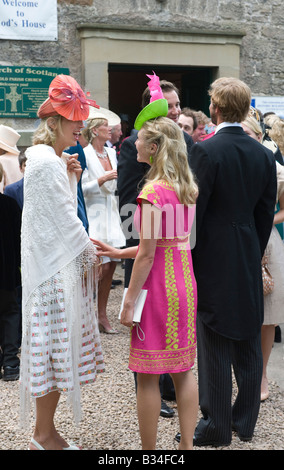 Au mariage de Lady Viola Rosanagh Alexandra Innes Kerr à Viscount Grimston Kelso Ecosse 26 juillet 2008 invités à la mode Banque D'Images