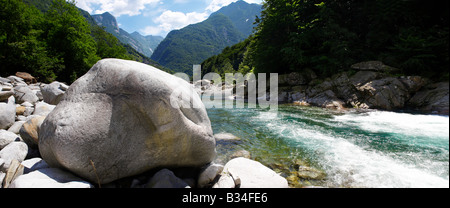 Pierres et de rivière et cascade dans le val verzasca , TESSIN , Banque D'Images