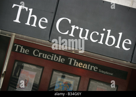 Ville de Sheffield, Angleterre. Close-up vue oblique de l'théâtre Crucible signe au-dessus de l'entrée principale du théâtre à Tudor Square. Banque D'Images