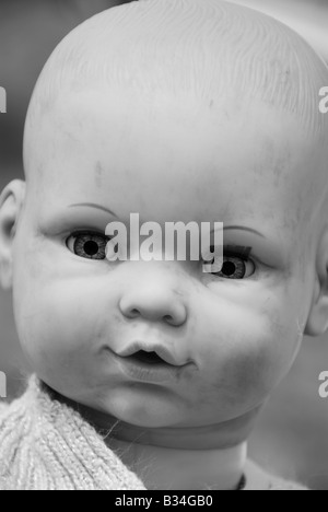 Stock photo d'un vieux spooky poupées de plastique head l'image est prise en noir et blanc Banque D'Images