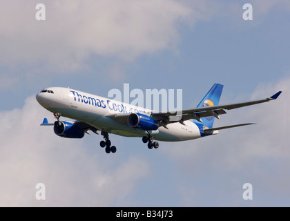 Airbus A330-243 Thomas Cook à l'atterrissage à Londres Gatwick Banque D'Images