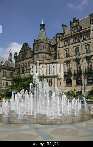 Ville de Sheffield, Angleterre. Les Jardins De La Paix Goodwin Fontaine avec le Sheffield City Hall victorien gothique dans l'arrière-plan. Banque D'Images