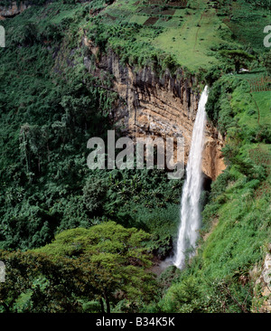 L'Ouganda, le mont Elgon, situé dans la région fertile de contreforts du Mont Elgon, Sipi Falls est petit mais beau.Le Mont Elgon est un volcan éteint à cheval sur la frontière entre l'Ouganda et le Kenya ; il s'élève à une altitude de 14 178 pieds. Banque D'Images