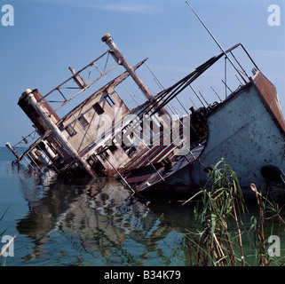 L'Ouganda, le lac Albert, Butiaba. Lac à l'abandon, le bateau à vapeur Robert Coryndon, la rouille se trouve sur le côté à Butiaba sur la rive orientale du lac Albert, refusant de se soumettre à l'immense force de la nature. Les 850 tonnes de navires à vapeur double-vis est entré en service en 1930, et a été considéré comme le plus luxueux de tous les bateaux de passagers de l'exploitation d'un service élégant à Pakwach sur le Nil et à Kasenye au Congo.Après des mois de fortes pluies en 1963-1964, le lac Albert ont atteint des niveaux sans précédent, et port Butiaba était submergé. Le Robert Coryndon a chaviré et a été finalement abandonné en 1965. Banque D'Images