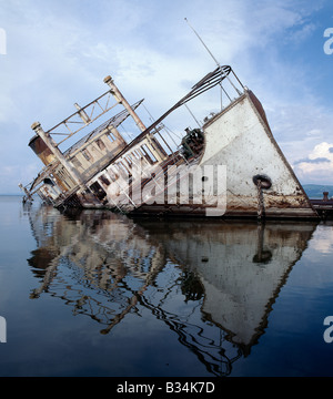 L'Ouganda, le lac Albert, Butiaba. Lac à l'abandon, le bateau à vapeur Robert Coryndon, la rouille se trouve sur le côté à Butiaba sur la rive orientale du lac Albert, refusant de se soumettre à l'immense force de la nature. Les 850 tonnes de navires à vapeur double-vis est entré en service en 1930, et a été considéré comme le plus luxueux de tous les bateaux de passagers de l'exploitation d'un service élégant à Pakwach sur le Nil et à Kasenye au Congo.Après des mois de fortes pluies en 1963-1964, le lac Albert ont atteint des niveaux sans précédent, et port Butiaba était submergé. Le Robert Coryndon a chaviré et a été finalement abandonné en 1965. Banque D'Images