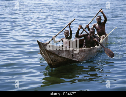 L'Ouganda, au nord-ouest de l'Ouganda, le Lac Kyoga est formé par le Nil Victoria dans son cours moyen, et a de nombreux bras ou tentacules. Un lac peu profond - de 10 à 12 pieds de profondeur - avec franges papyrus flottants denses, c'est une importante masse de poisson pour la population locale. Plus la pêche s'effectue à partir de bateaux en bois à l'aide de filets. jeter pondérée Ces jeunes hommes sont de retour à la maison avec leurs prises. Banque D'Images