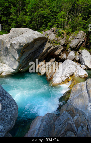 Pierres et de rivière et cascade dans le val verzasca , TESSIN , Banque D'Images