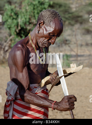 Kenya, Samburu, South Horr. Le rituel des assistants de deux garçons et d'abattage Samburu béliers de la peau le jour avant les garçons sont Banque D'Images