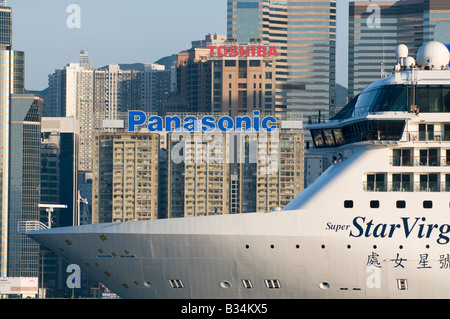 Bateau de croisière qui arrivent à Hong Kong Banque D'Images
