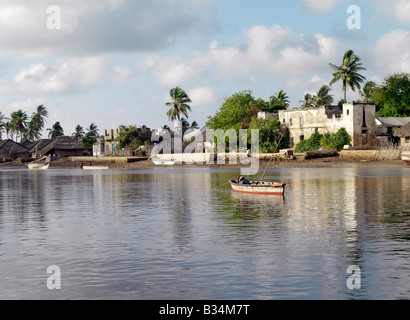 Le Kenya, l'Ile de Pate, Faza. Le front de mer de la vieille ville historique de Faza sur l'Ile de pate peut seulement être approchée par bateaux à voile à marée haute le long d'un raz-de-inlet bordée de palétuviers.L'histoire mouvementée de Faza date de plusieurs centaines d'années. Il a été détruit par Pate au 13ème siècle et encore une fois par les Portugais en 1586. Les habitants puis leur allégeance aux Portugais au 17ème siècle dans une tentative de soumettre la pate gênants. Faza a diminué en importance dans les 18e et 19e siècles et est maintenant un bras mort. Banque D'Images