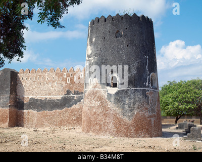 Au Kenya. Siyu Fort. Le Sultan de Zanzibar au milieu du 19ème siècle construit ce fort impressionnant à la fin de la marée bordés de mangroves chenal menant à Siyu village sur l'Ile de Pate. Il y a des troupes étaient en garnison à enfin mettre les habitants de la petite plus ou moins indépendants sultanat d'Siyu fermement sous son règne. Le fort est actuellement l'objet d'importantes réparations après des années de négligence.Siyu a été fondée au 15e siècle et à son apogée avait 30 000 habitants ; il y a maintenant moins de 4 000 habitants. Banque D'Images