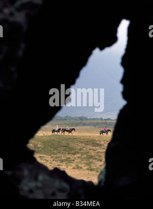 Kenya, District de Naivasha, Longonot Ranch. L'équitation sur les plaines à proximité des contreforts du Mont Longonot. Banque D'Images