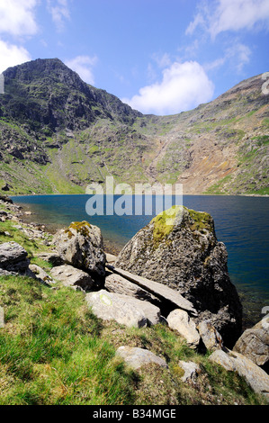 À l'échelle Llyn Glaslyn à côté de la piste des mineurs vers le sommet du Mont Snowdon dans le Nord du Pays de Galles Banque D'Images