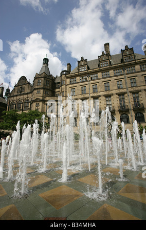 Ville de Sheffield, Angleterre. Les Jardins De La Paix Goodwin Fontaine avec le Sheffield City Hall victorien gothique dans l'arrière-plan. Banque D'Images