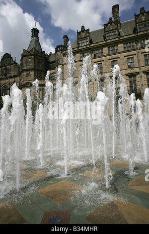 Ville de Sheffield, Angleterre. Les Jardins De La Paix Goodwin Fontaine avec le Sheffield City Hall victorien gothique dans l'arrière-plan. Banque D'Images