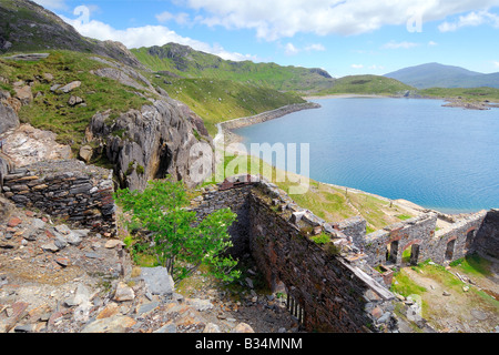 La mine de cuivre de l'abandon des capacités en plus de llyn llydaw mineurs à côté de la piste à partir de pen y passer au sommet du mont Snowdon Banque D'Images