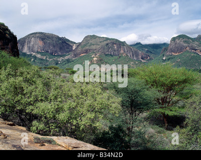 Kenya, Samburu, Ndoto Mountains. Rock pure visages de l'impressionnante montagne près de Ndoto Ngurunit dans Samburuland.La région est le foyer de la population du nord du Kenya Samburu qui sont un pasteurs semi-nomades, liées à leurs cousins, le plus célèbre -parlant maa Massaï. Banque D'Images