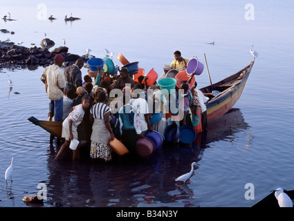 Au Kenya, la Province de Nyanza, Kisumu. Ayant pêché toute la nuit dans les eaux peu profondes du lac Victoria près de Kisumu, pêcheurs retour à Banque D'Images