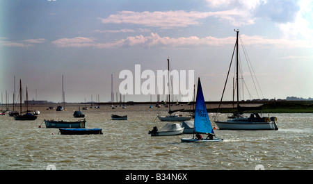 Bateaux amarrés sur la rivière Alde à Suffolk Aldeburgh en Angleterre Banque D'Images