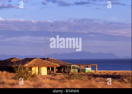 Au Kenya, le lac Turkana, Sibiloi National Park. Le centre de recherche de Koobi Fora donne sur le lac Turkana. De nombreuses découvertes paléontologiques importants ont été réalisés dans la région, y compris d'hominidés fossiles demeure de l'Homo erectus, Homo habilis et Homo rudolfensis datant de 4 millions d'années. Une fois la base de Richard Leakey, la base est maintenant gérée par sa fille Louise Leakey Banque D'Images