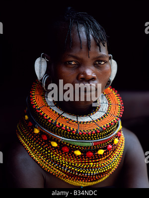 Kenya, Northern Frontier District, Loyangalani. Une femme Turkana assis à la porte de sa hutte. Banque D'Images