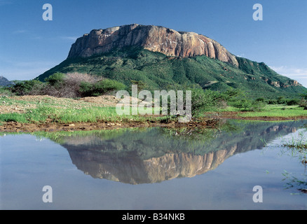 Kenya, Samburu, Mont Lololokwi. Lololokwi ou montage, Ol doinyo Sabachi, est un éminent de montagne à sommet plat, situé près de la réserve nationale de Samburu au nord du Kenya. Banque D'Images