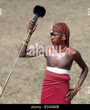 Kenya, Samburu, Maralal. Un guerrier Samburu dans tous ses plus beaux atours. La plume d'autruche noir pompom sur le dessus de sa lance. Banque D'Images