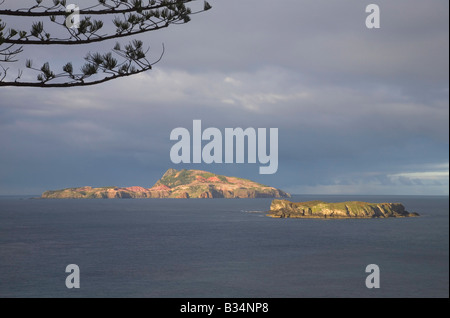 Vue sur la mer bleue de l'île Norfolk vers l'île Phillip et l'île Nepean à l'horizon au soleil, île Norfolk, Australie Banque D'Images