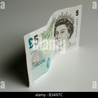 Un £5 ( 5 pound note ) Sterling - debout sur edge. Banque D'Images