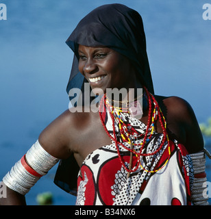 Kenya, Côte, Garsen. Un Galla fille de la province de la côte du Kenya dans tous ses plus beaux atours. Ses bracelets sont faits d'aluminium. Banque D'Images