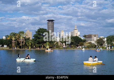 Kenya, Nairobi City, Nairobi. La ville de Nairobi à partir de Uhuru Park City où les habitants jouissent de barques sur un petit artificial Banque D'Images