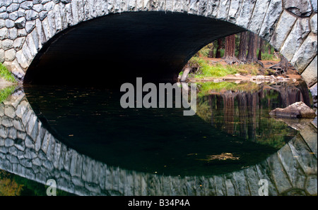 Pont Tenaya Creek à Tenaya qui reflète en vallée de Yosemite Banque D'Images