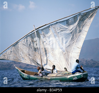 Au Kenya, le lac Victoria, l'île de Mfangano. Un bateau de pêche Luo sous voile, près de l'île de Mfangano, le lac Victoria. Banque D'Images