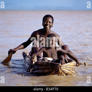 Kenya, Baringo, lac Baringo. Le Lac Baringo, l'un des deux seuls lacs d'eau douce de la Rift de l'Est, se situe dans un bassin peu profond entouré de collines où les mauvaises pratiques agricoles ont conduit à une mauvaise l'érosion du sol. En conséquence, les eaux du lac sont rouges avec des solides en suspension. Le Il Chamus les gens vivent près de la rive du lac et sur les îles. Liées à l'expression anglaise maa Samburu, ils font un radeau uniques de la lumière de l'arbre bois Ambatch (Aeschynomene sp) qui pousse en terrain marécageux autour du lac. Banque D'Images